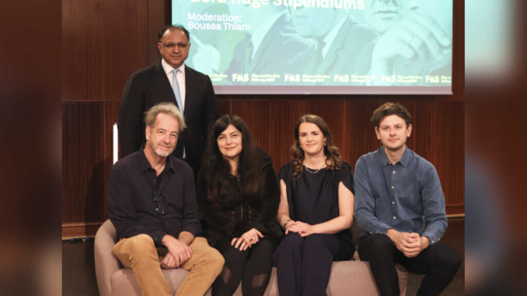Die Gerd-Ruge-Stipendiaten 2026 Marcus Lenz, Rokhsareh Ghaemmaghami, Isabel Schneider und Paul Sonntag mit Walid Nakschbandi