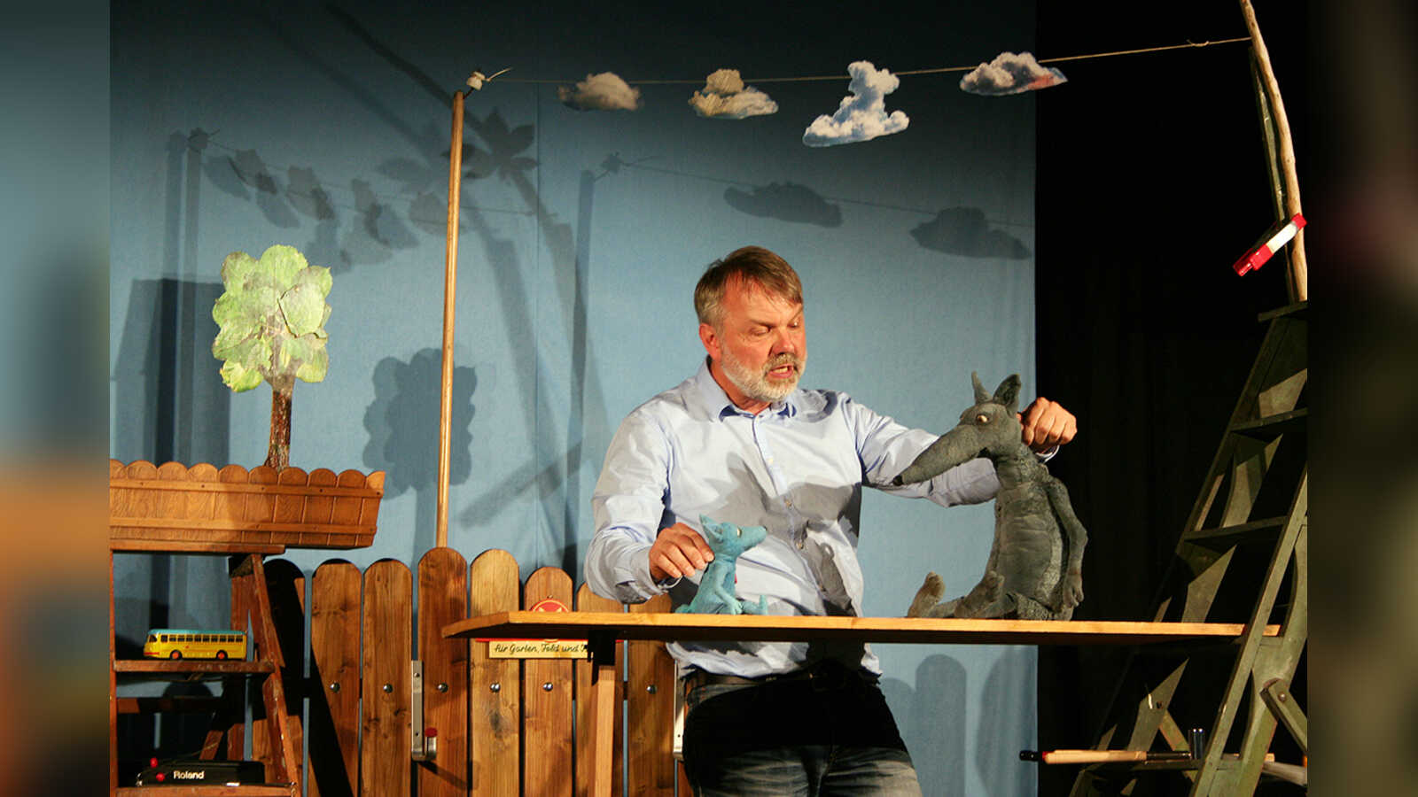 Szene aus dem Figurentheaterstück Großer Wolf, kleiner Wolf