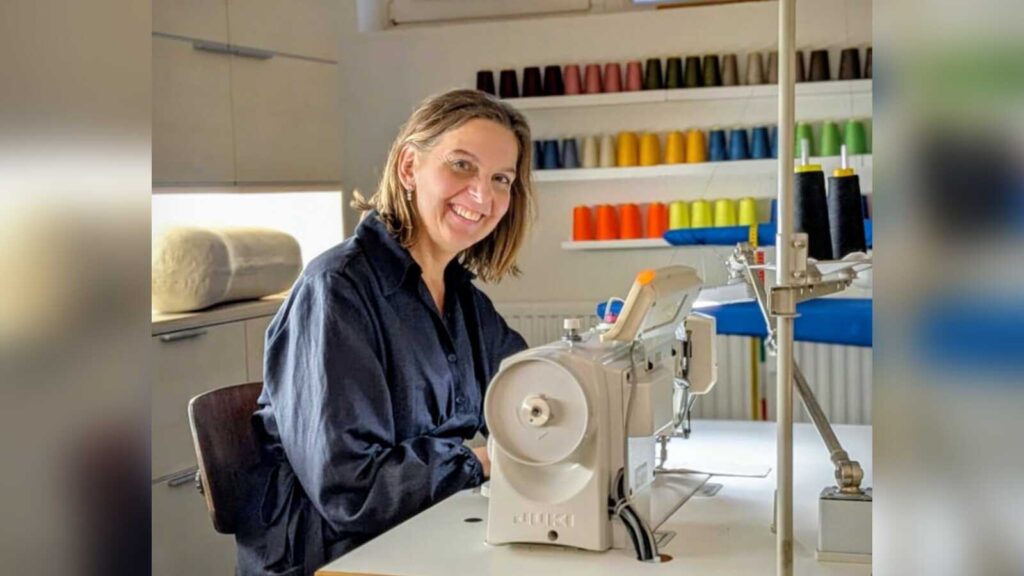 Schneiderin Birthe Kleine Beerink arbeitet an der Nähmaschine