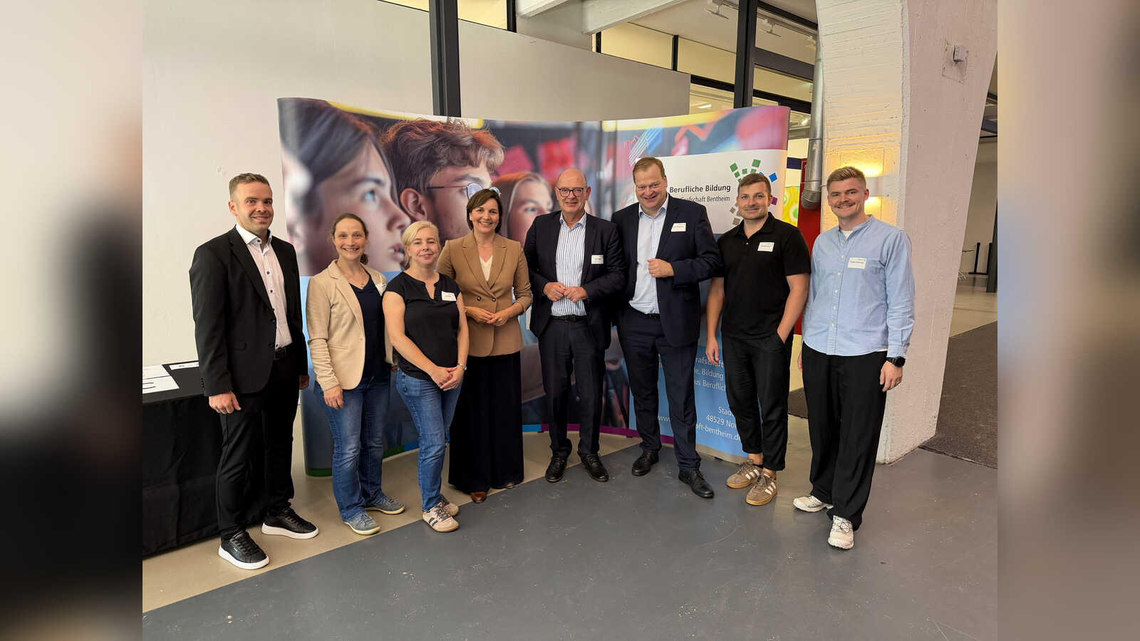 Gruppenbild mit Staatssekretärin Mareike Wulf, Landrat Uwe Fietzek, MdB Albert Stegemann und dem Team des Campus Berufliche Bildung