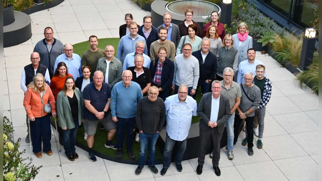 Gruppenfoto der Vorsitzenden der elf Rheiner Stadtteilbeiräte mit Bürgermeister Dr. Peter Lüttmann und Mitarbeitenden der Stadtverwaltung