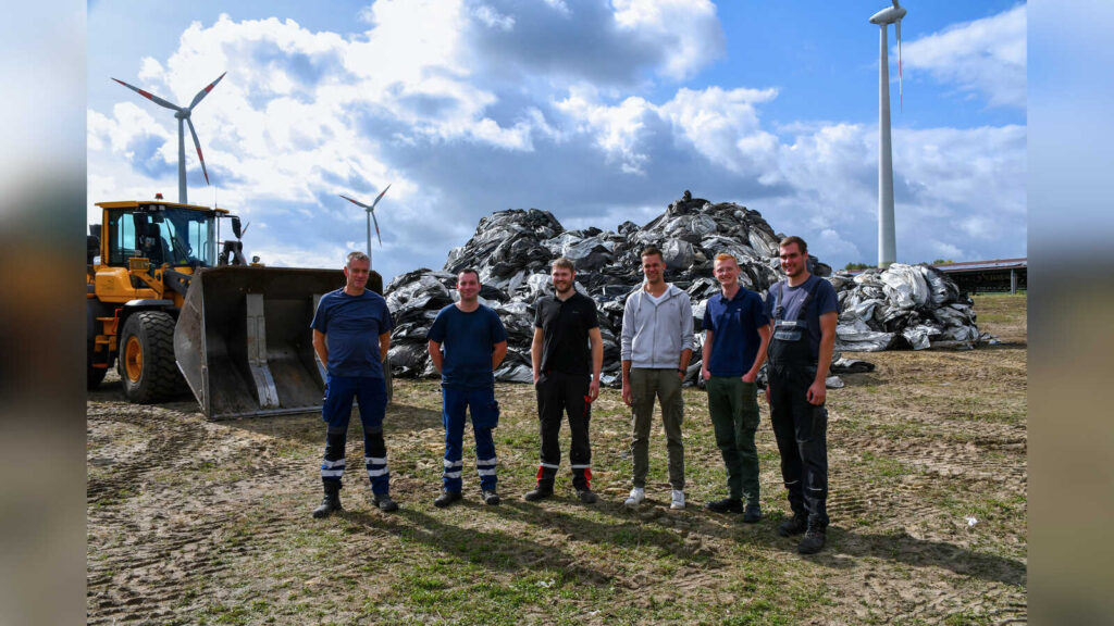 Holger Küpers, Jonas Klein, Arno Klokkers, Marco Beerlink, Lutz Essink und Tim Geerties beim Verladen der Siloplanen im Entsorgungszentrum Wilsum