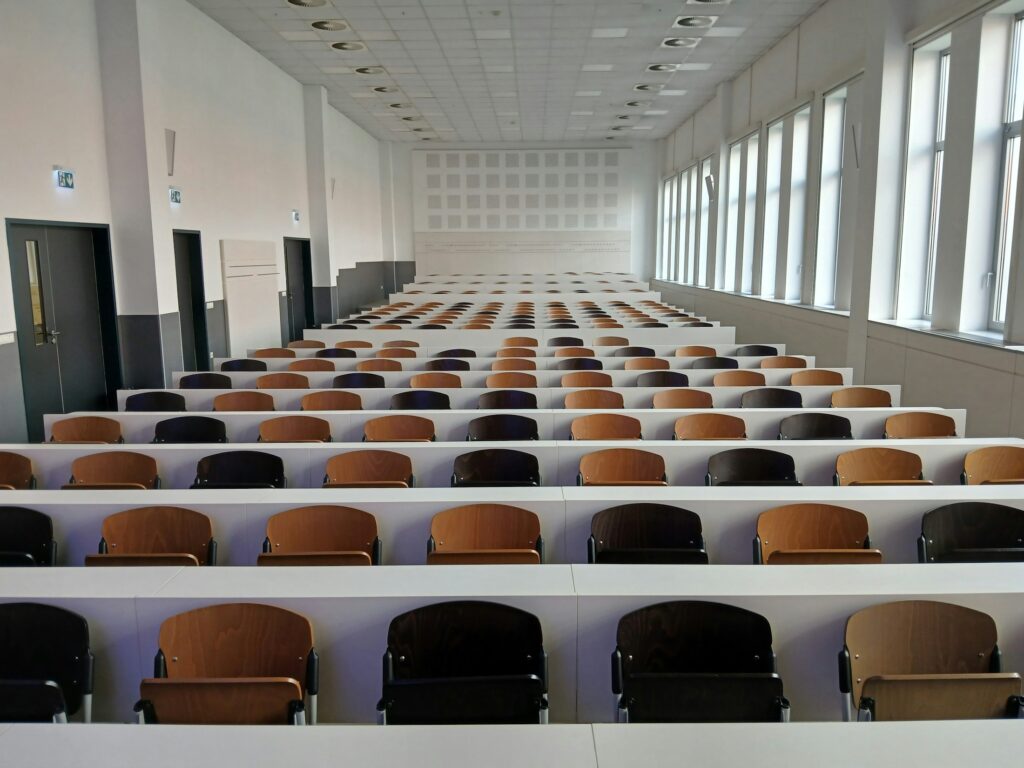 Leerer Hörsaal mit Sitzreihen