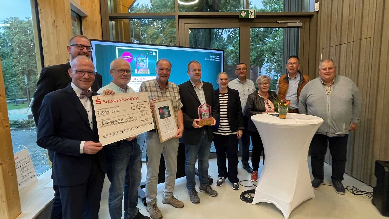 Bürgermeister Oliver Kellner und Heidi Winter-Gerresheim mit Mitgliedern der Hollinger Laienspielschar