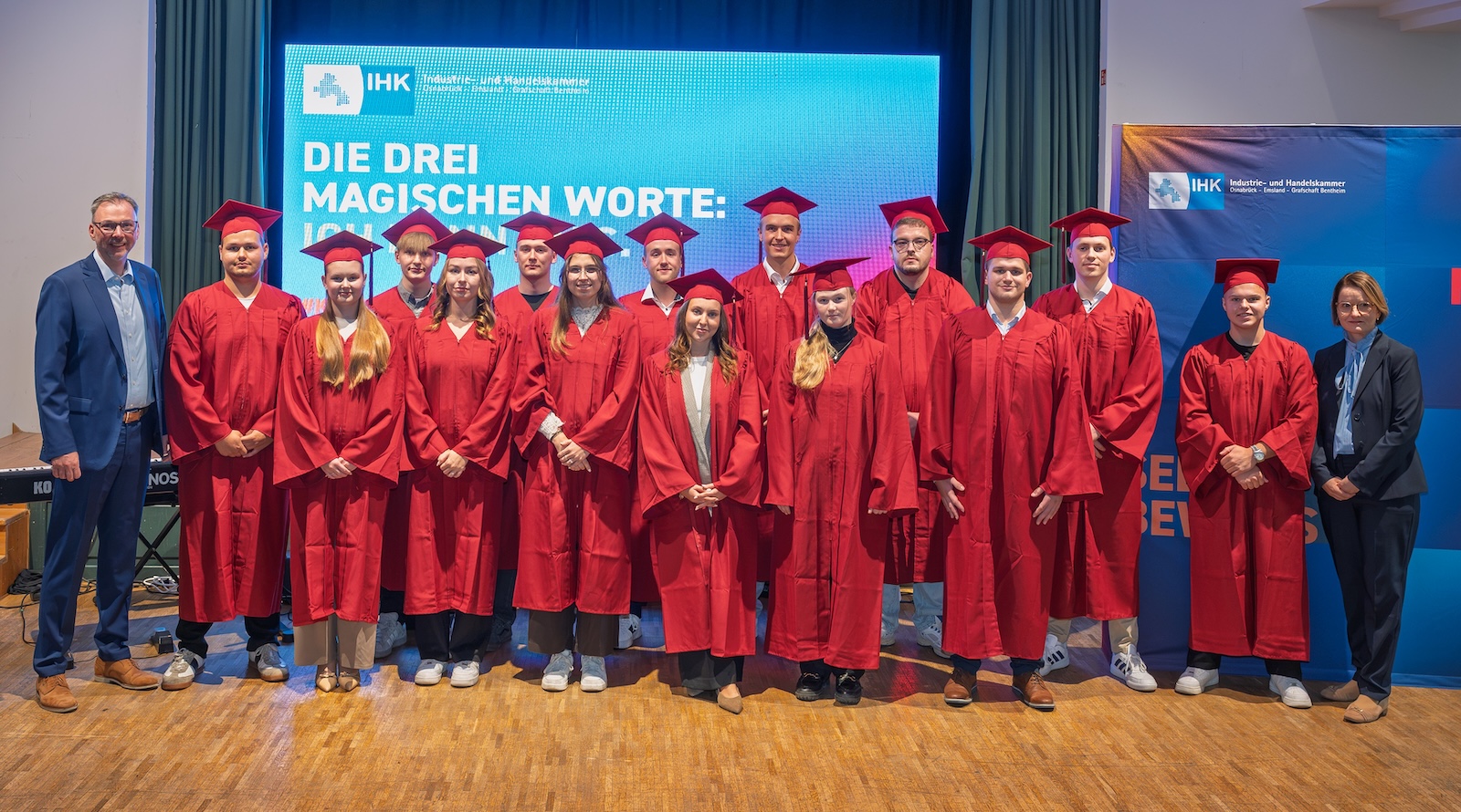 Die IHK-Berufsbesten aus der Region Osnabrück in roten Talaren, links IHK-Vizepräsident Hendrik Kampmann, rechts Juliane Hünefeld-Linkermann