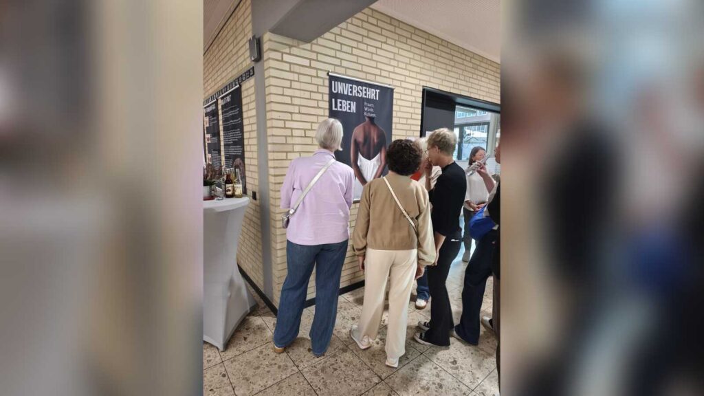 Eröffnung der Ausstellung UNVERSEHRT LEBEN im Begegnungszentrum Mitte51 in Rheine