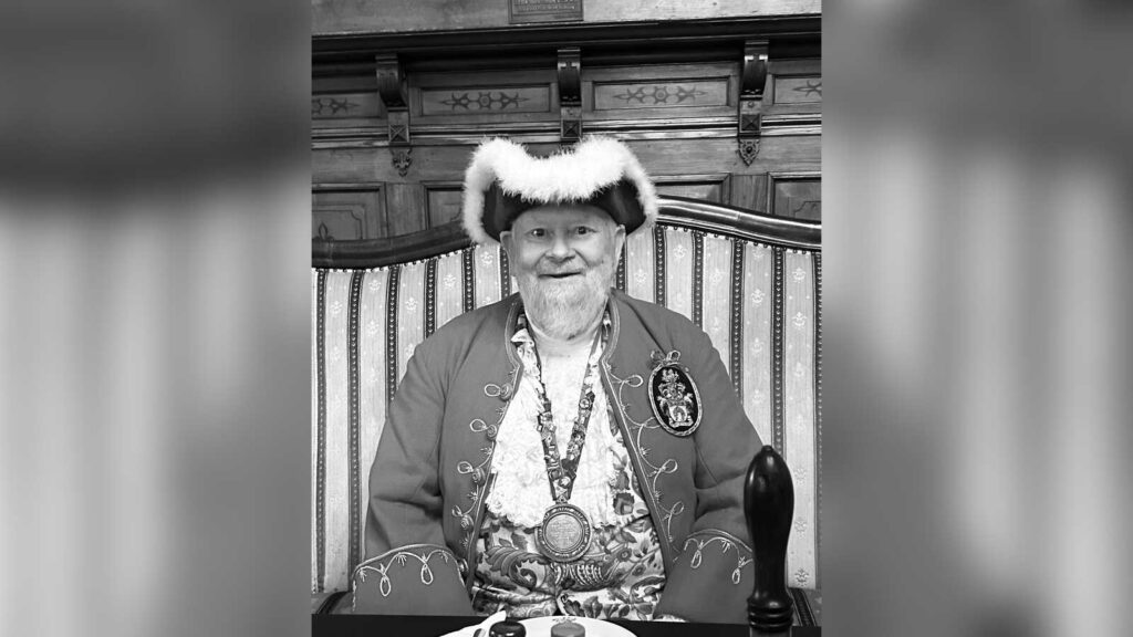 Schwarz-Weiß-Porträt von Trevor Heeks, Town-Crier aus Trowbridge und Ehrenherold der Stadt Leer