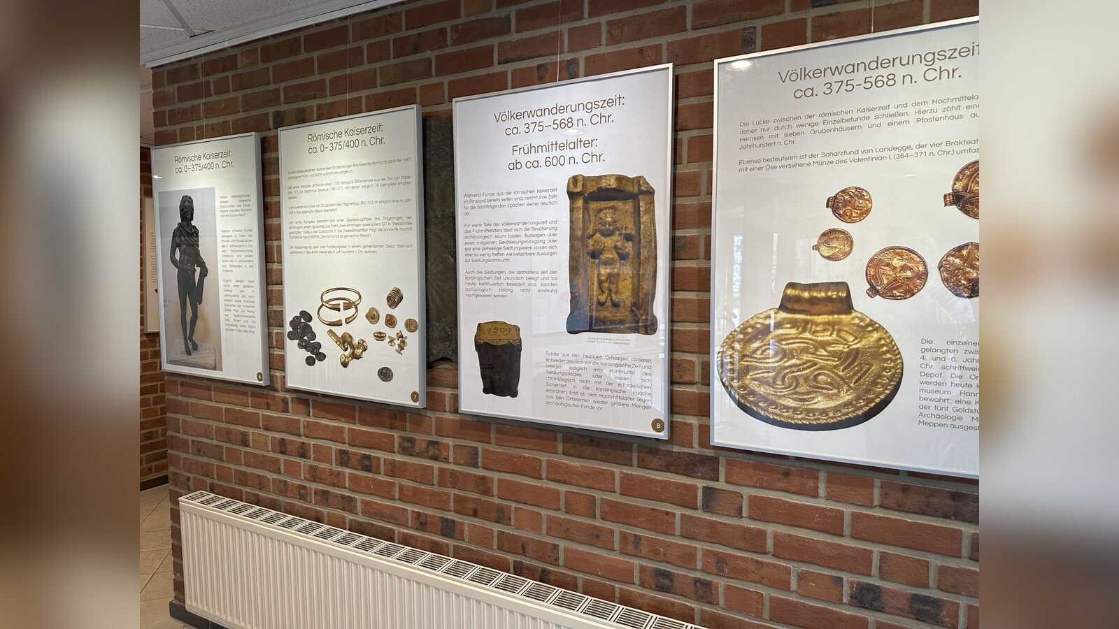Infotafeln der archäologischen Ausstellung im Rathaus Geeste