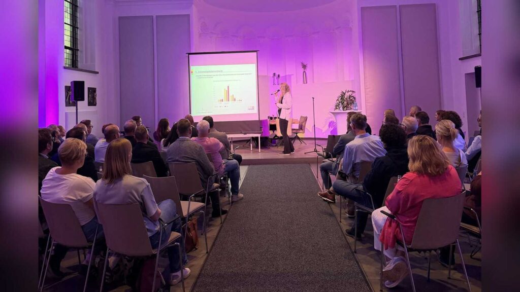 Teilnehmende beim ersten Rheder Innenstadt-Stammtisch in der Kapelle des Gudulaklosters
