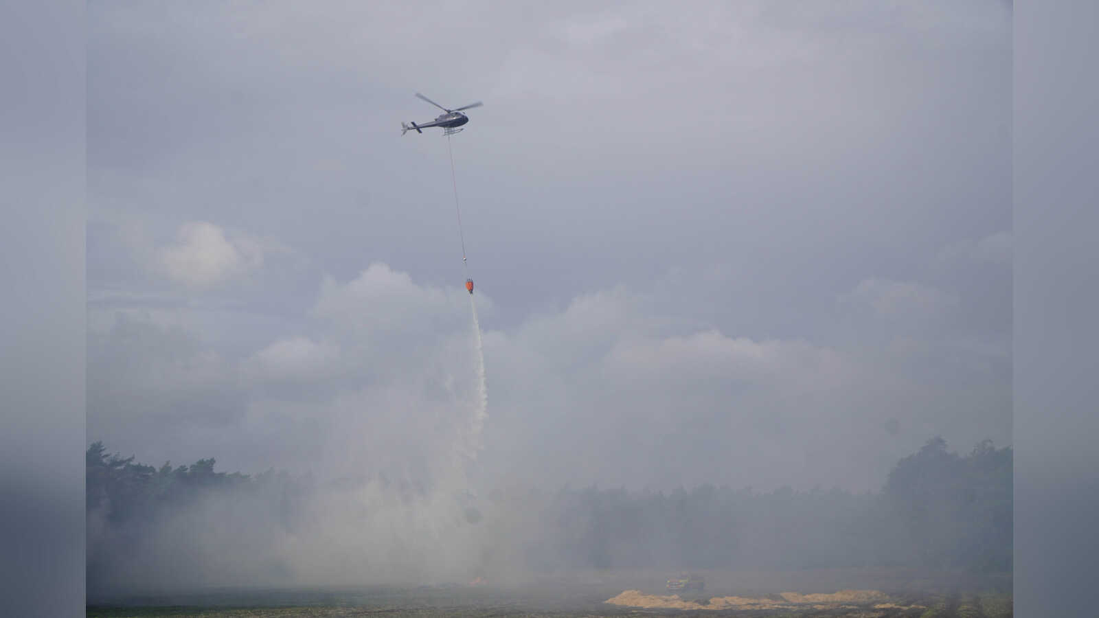 Hubschrauber bekämpft bei der Katastrophenschutzübung in Itterbeck einen simulierten Wald- und Vegetationsbrand aus der Luft