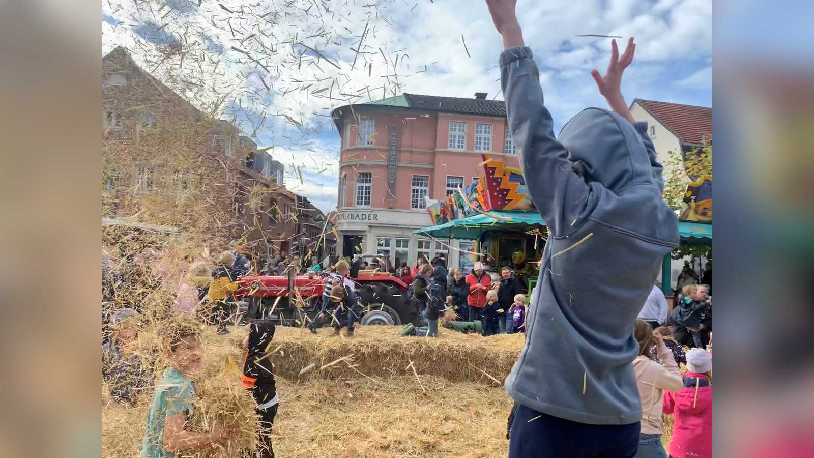 Stroharena für Kinder beim Kartoffelfest auf dem Marktplatz in Lüdinghausen