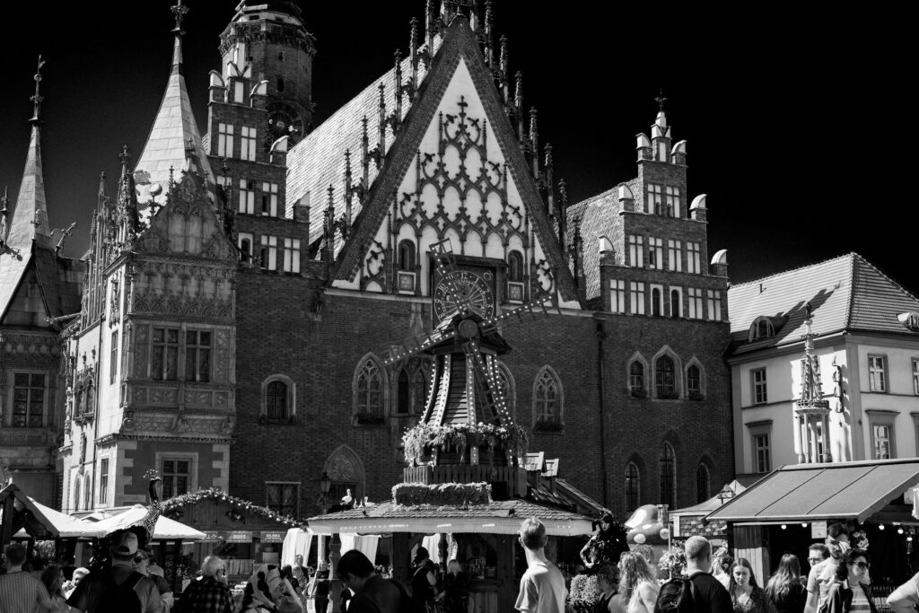 Historischer Marktplatz mit großem Gebäude in einer Altstadt, Symbolbild zum Kulturpreis Schlesien