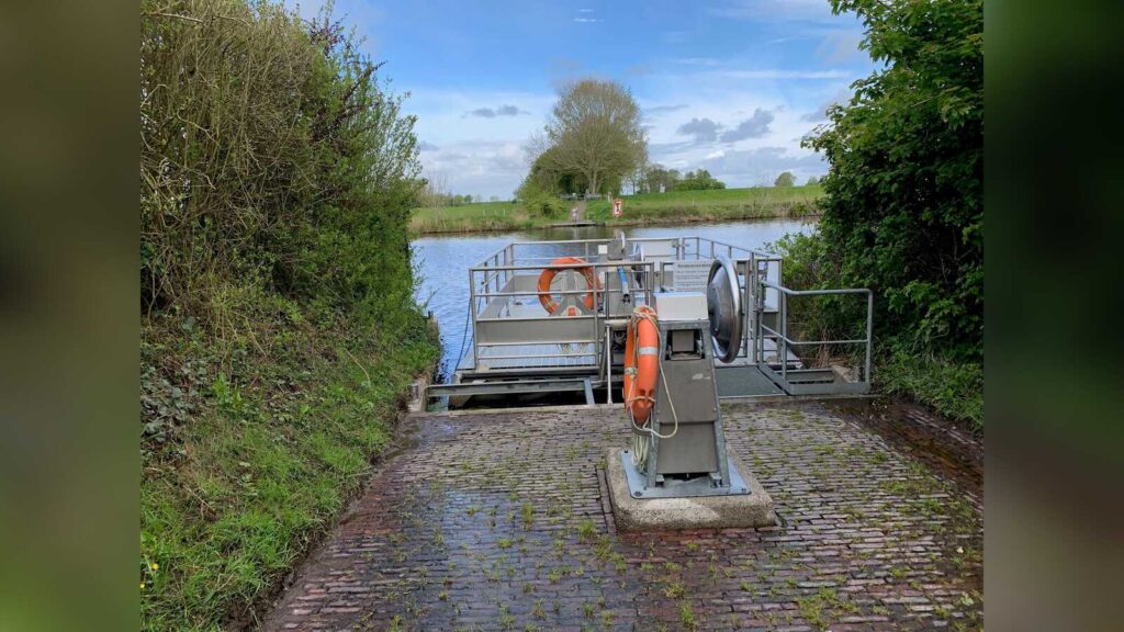 Die Kurbelpünte, ein handbetriebenes Fährfloß über das Norder Tief in Neuwesteel