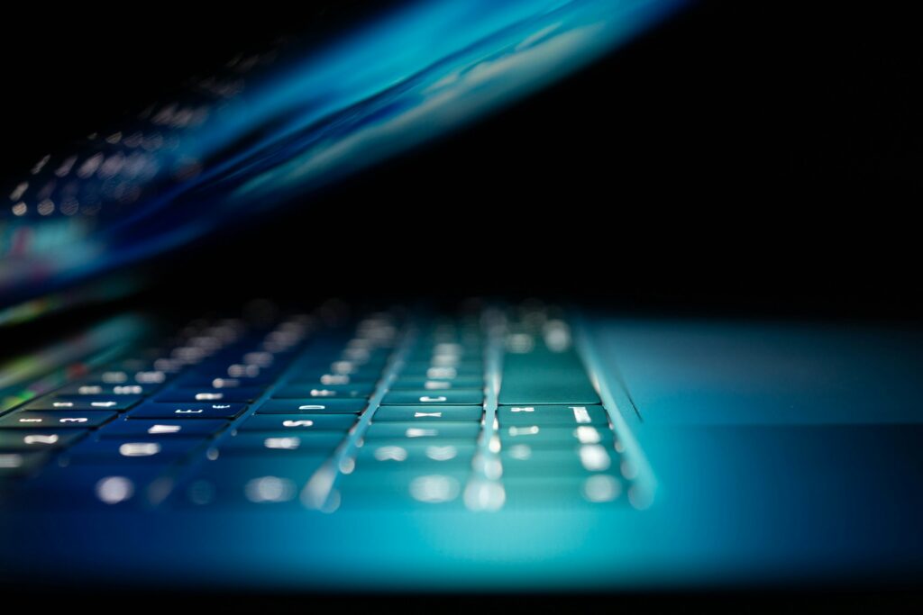 Nahaufnahme eines eingeschalteten Laptops