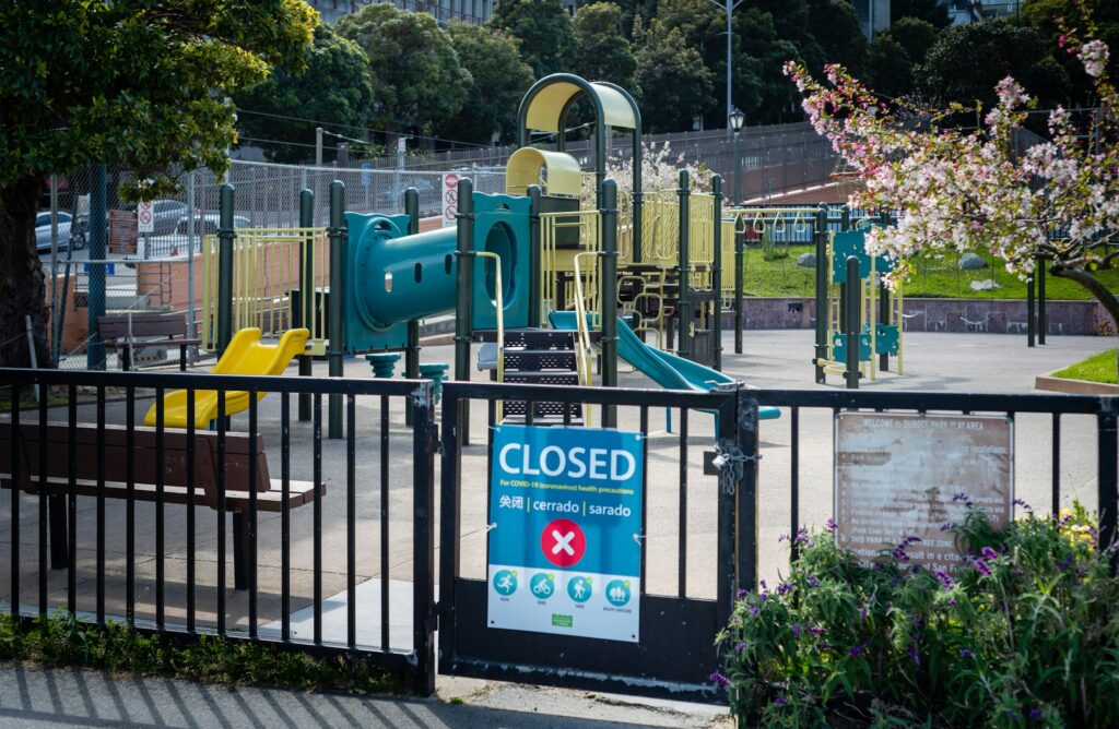 Leerer Spielplatz mit Spielgeräten, Symbolbild für die Schulhofsanierung