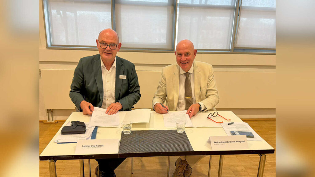 Landrat Uwe Fietzek und Overijssels Regionalminister Erwin Hoogland bei der Unterzeichnung der Absichtserklärung in Nordhorn