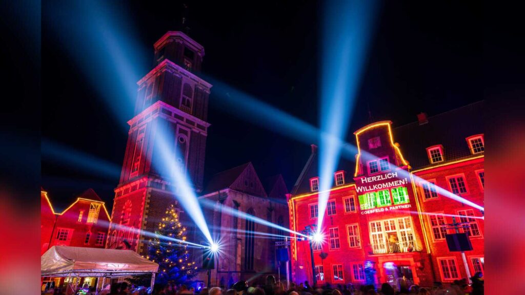 Beleuchtete Rathausfassade in Coesfeld beim Lichtersamstag