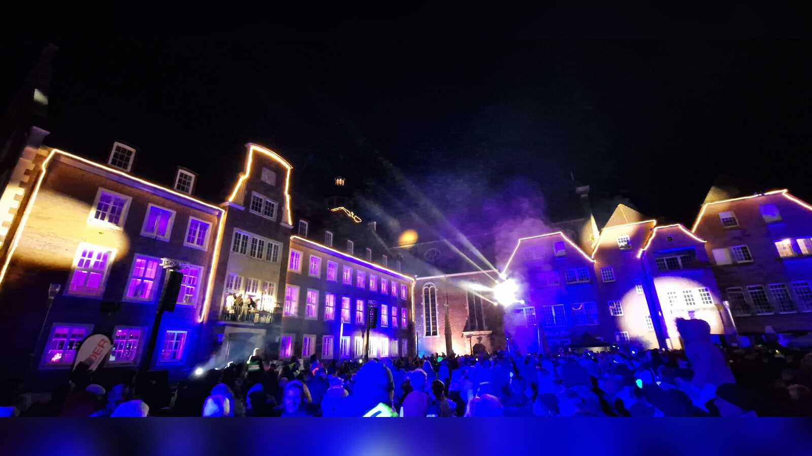 Besucher in der beleuchteten Coesfelder Innenstadt beim Lichtersamstag 2025