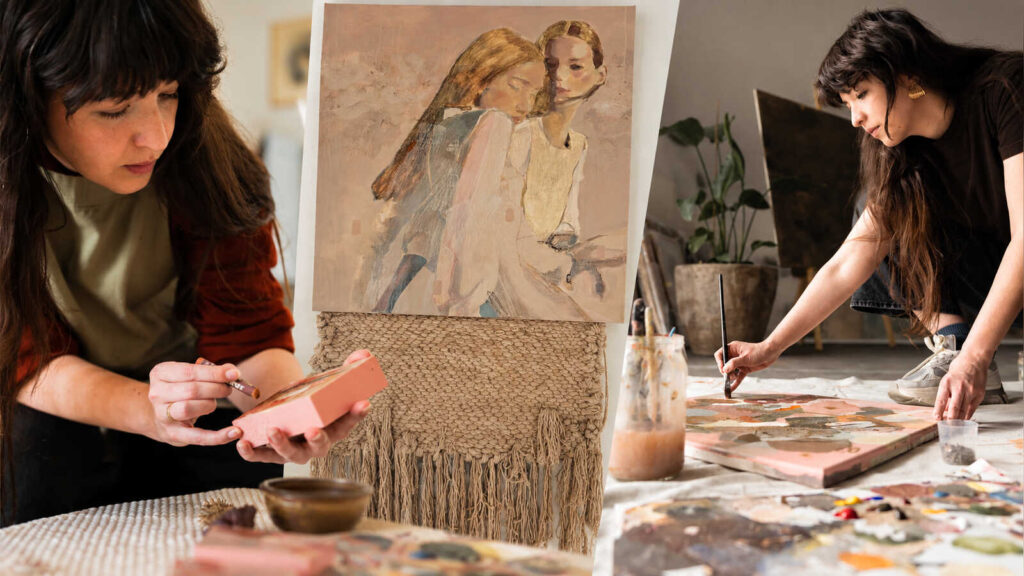 Künstlerin bei der Arbeit im Atelier, daneben ein Gemälde zweier Frauen über einem gewebten Wandteppich