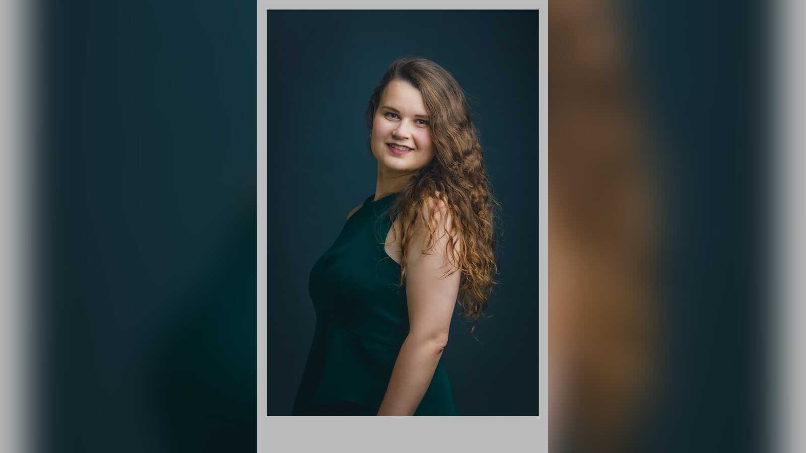 Porträt der Mezzosopranistin Lotte Verstaen in einem dunkelgrünen Kleid
