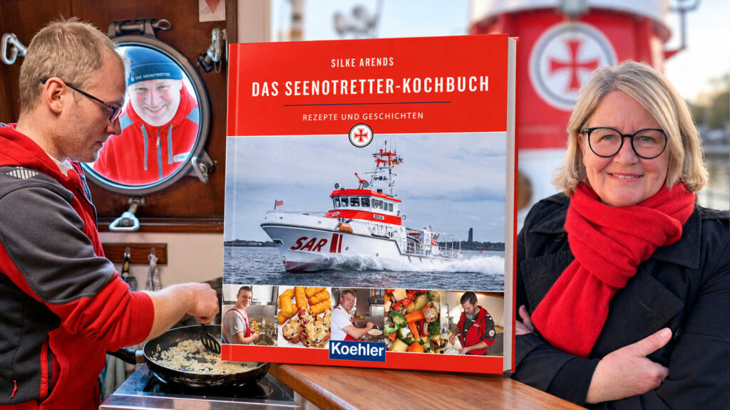 Ein Seenotretter kocht in der Kombüse eines Seenotrettungskreuzers