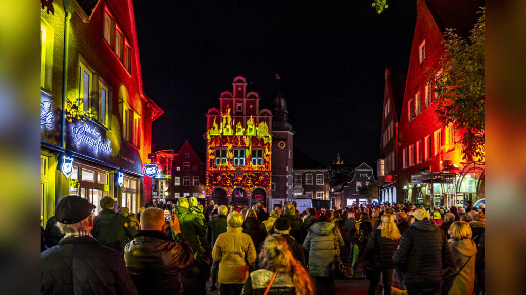 Lichtprojektion auf dem Historischen Rathaus Meppen bei Meppen leuchtet 2021