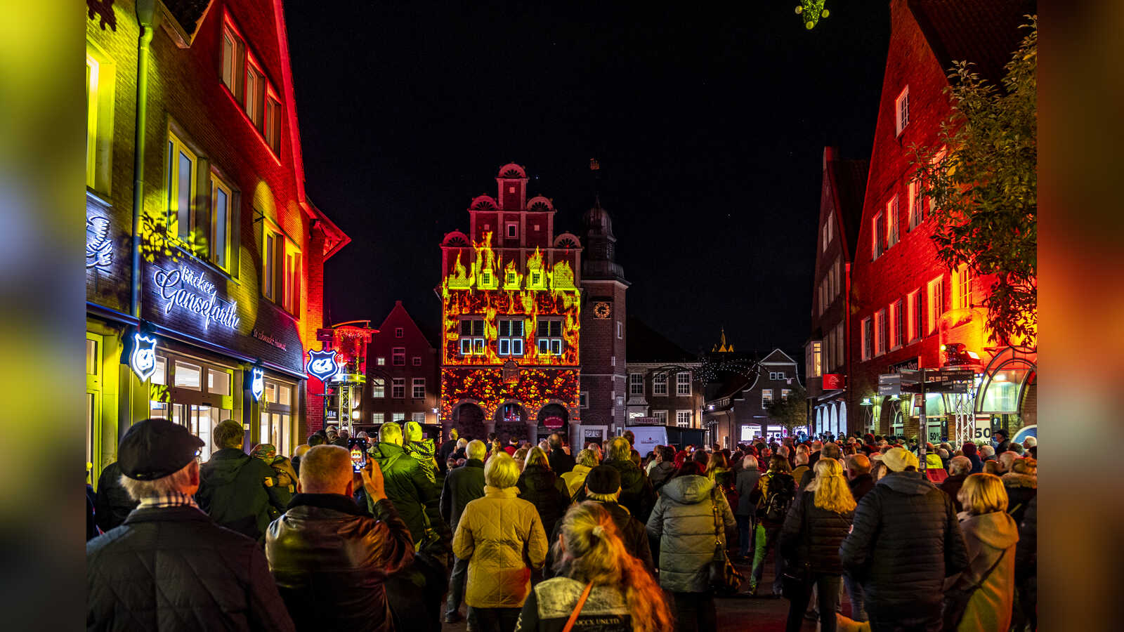 Lichtprojektion auf dem Historischen Rathaus Meppen bei Meppen leuchtet 2021