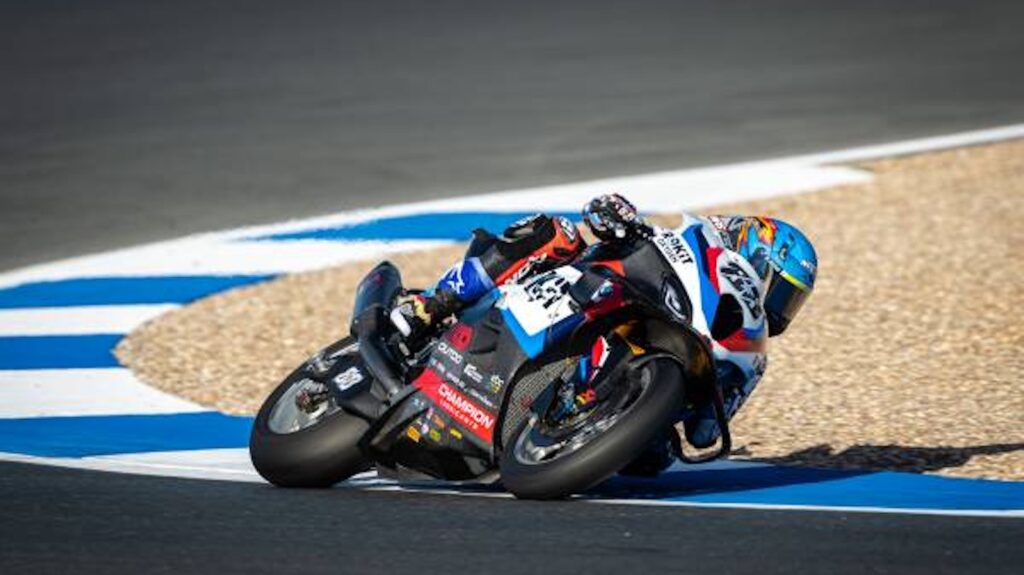 Miguel Oliveira in Schräglage auf der BMW M 1000 RR des ROKiT BMW Motorrad WorldSBK Teams in Estoril