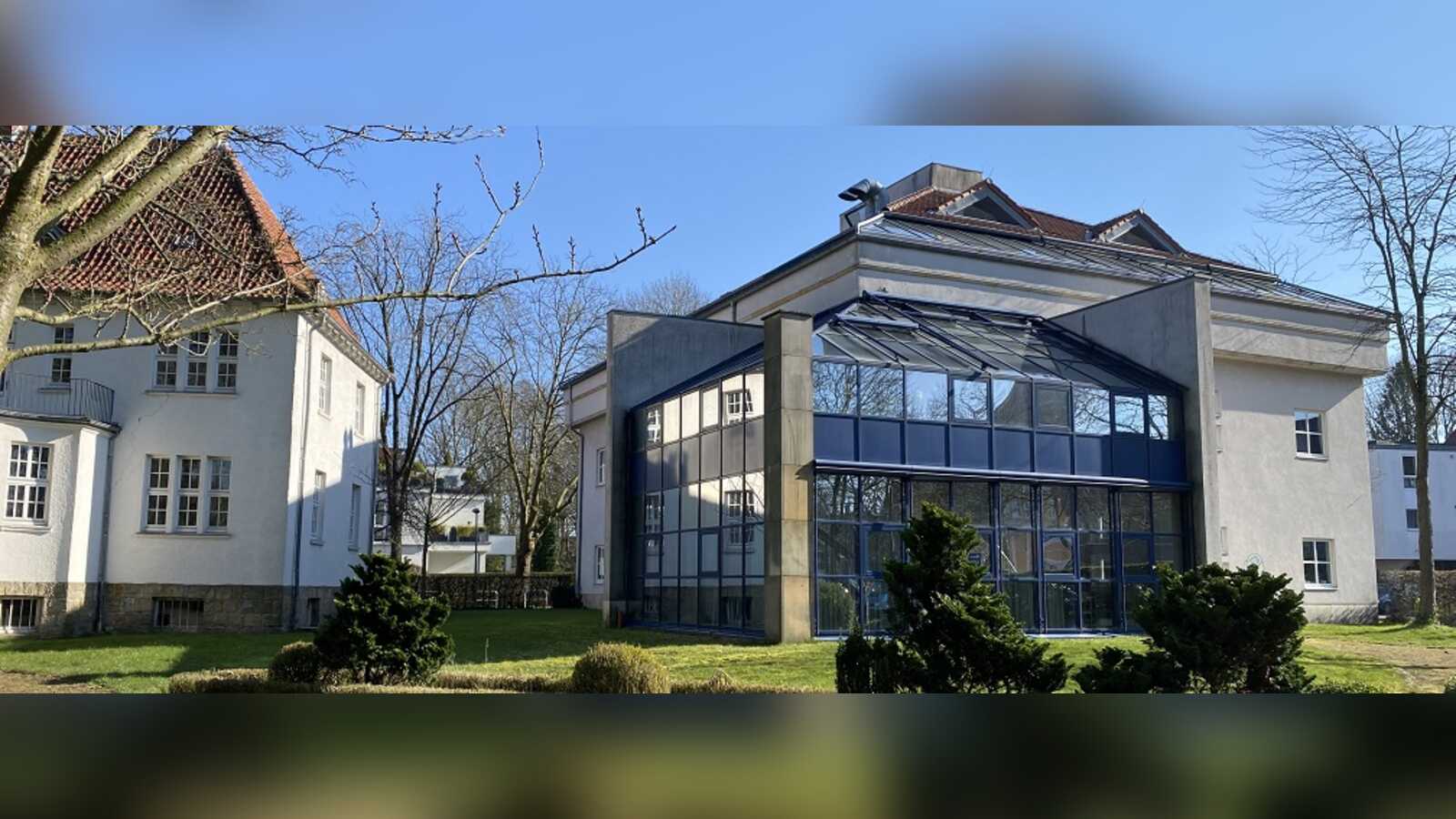 Gebäude der Musikschule des Emslandes in Lingen mit verglastem Anbau