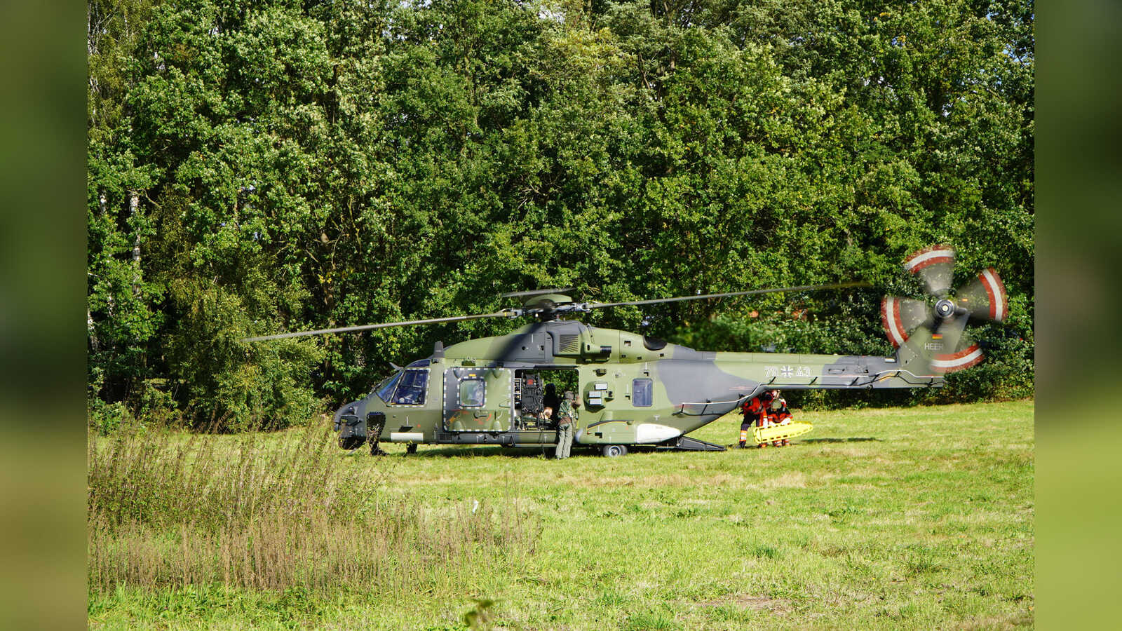 Bundeswehr-Hubschrauber NH90 im Einsatz für den Transport von Verletztendarstellern bei der Katastrophenschutzübung in Nordhorn