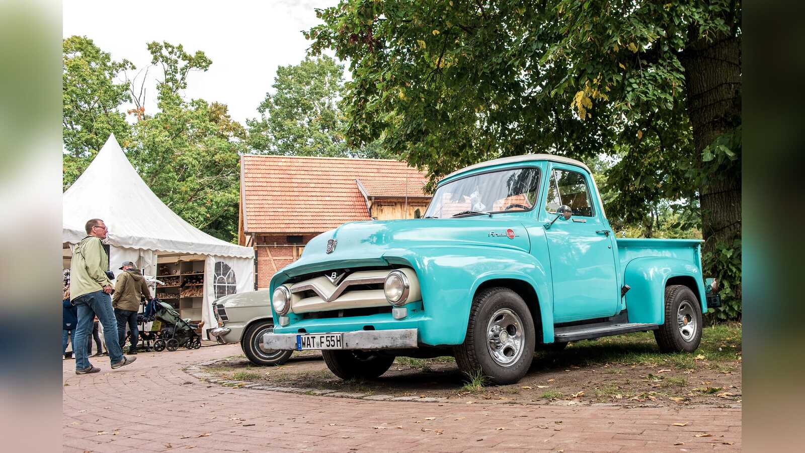Oldtimer beim Oldtimertreff im Tierpark Nordhorn