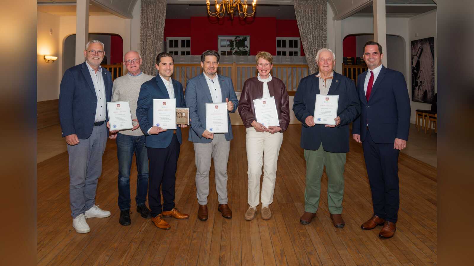 Ausscheidende Mitglieder des Ortsrats Langförden mit Ortsbürgermeister Dirk Lübbe und Bürgermeister Kristian Kater
