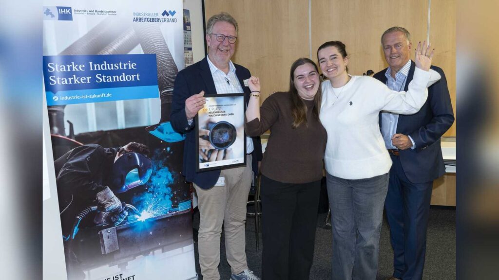 Annika Menken und Leonie Leibold von der Neuenhauser Maschinenfabrik mit Franz-Josef Paus und Stefan Delkeskamp