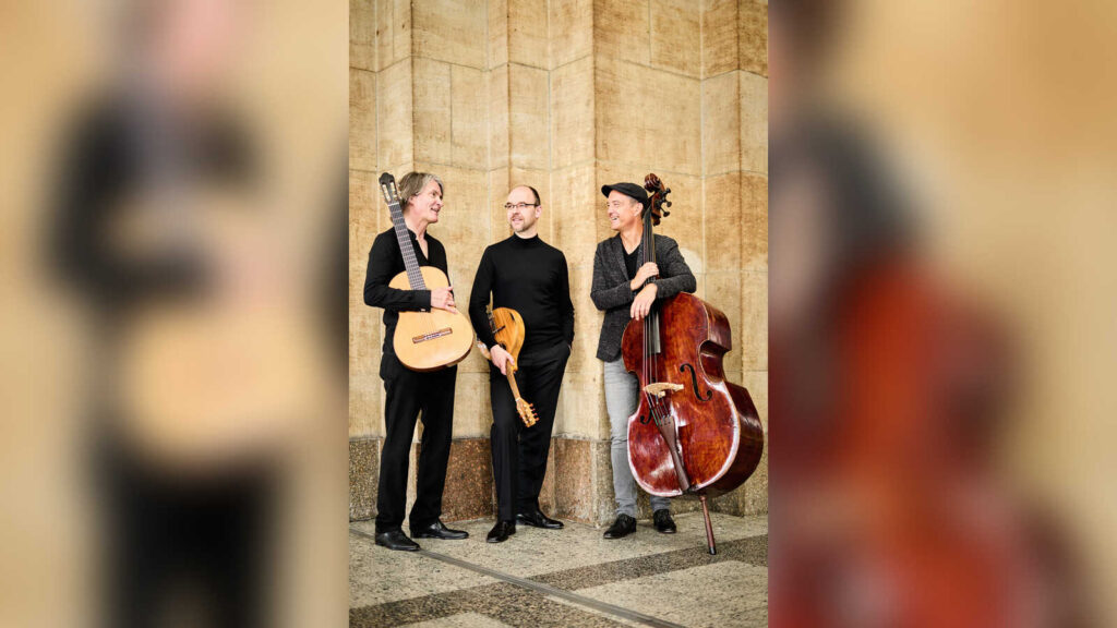 Die Musiker Jens-Uwe Popp, Jochen Roß und Florian Dohrmann mit Gitarre, Mandoline und Kontrabass