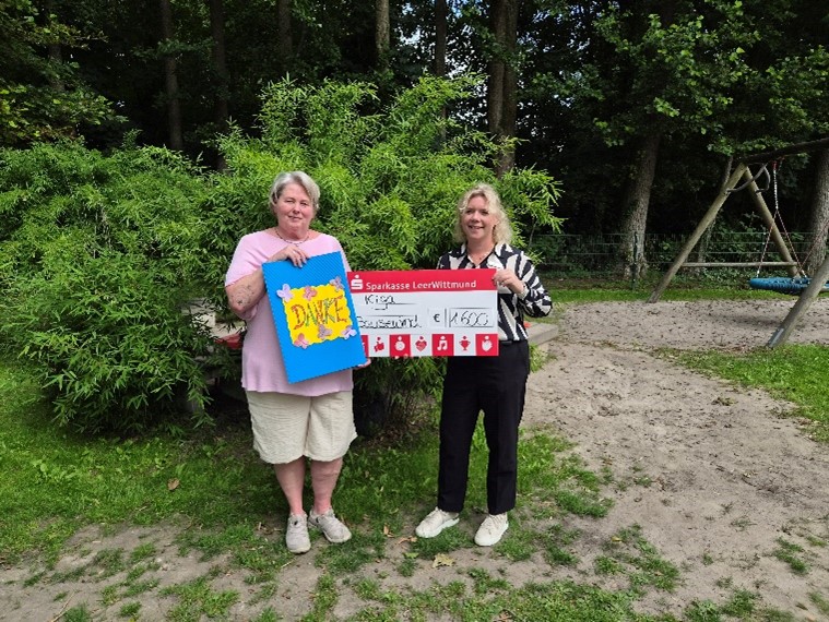 Petra Willig vom Kindergarten Sausewind in Blersum und Kristin Otten von der Sparkasse LeerWittmund mit der Starke-Sachen-Kiste