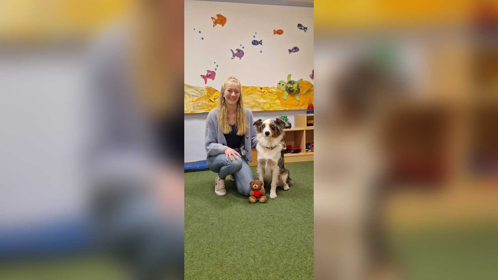 Erzieherin Pia Brockmann mit der Australian-Shepherd-Hündin Yuna im Michael-Kindergarten