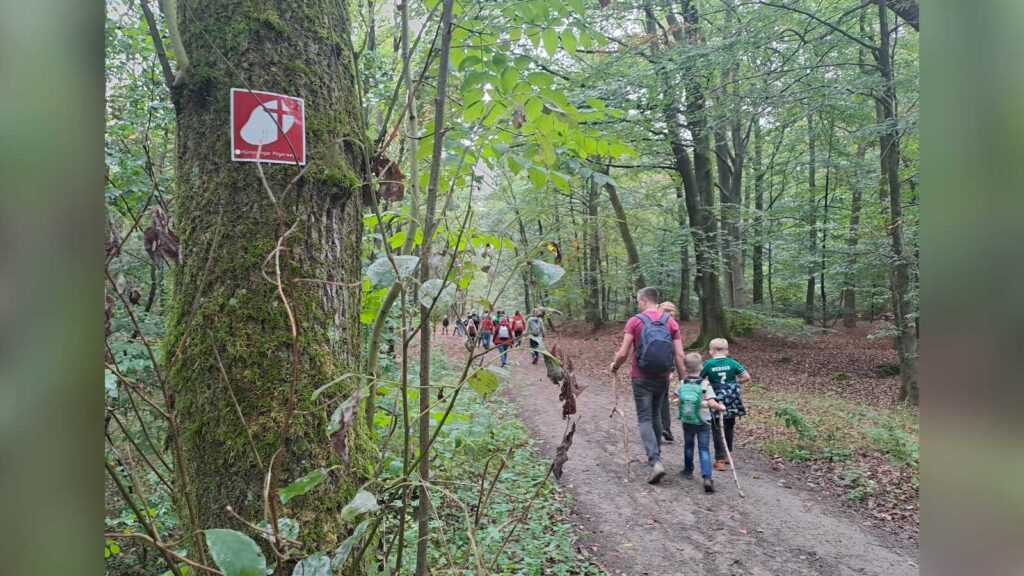 Kinder der Grundschule Renkenberge/Wippingen mit ihren Eltern auf der Pilgertour von Sögel nach Werpeloh