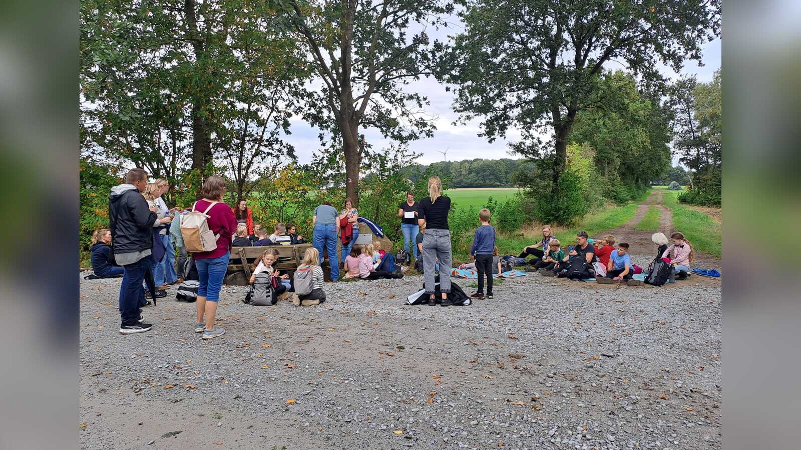 Pilgertour der Grundschulkinder auf dem Weg nach Werpeloh