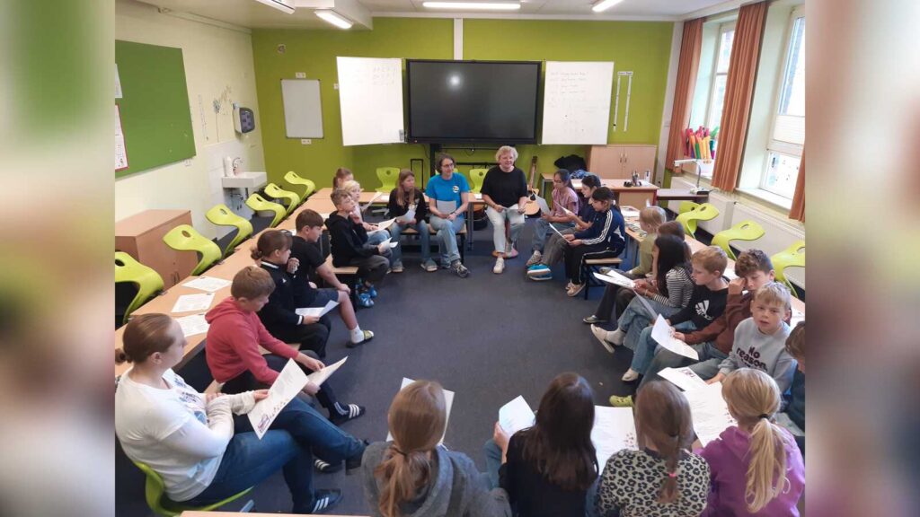 Hildegard Hammersen und Agnes Hülsmann singen beim Plattdeutschtag der Gerbertschule Visbek in einer vierten Klasse plattdeutsche Lieder
