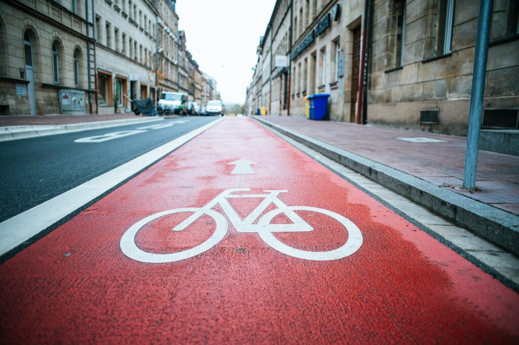 Markierter Radweg mit Fahrradsymbol auf einer Stadtstraße, Symbolbild