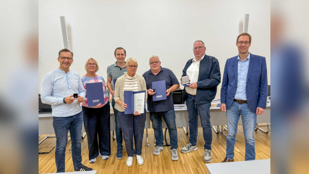 Gemeindedirektor Hermann Wocken mit den geehrten Dörpener Ratsmitgliedern Matthias Witte, Lena Schulz-Bender, Johannes Spellbring, Monika Eilers, Horst Kloppenburg und Manfred Gerdes