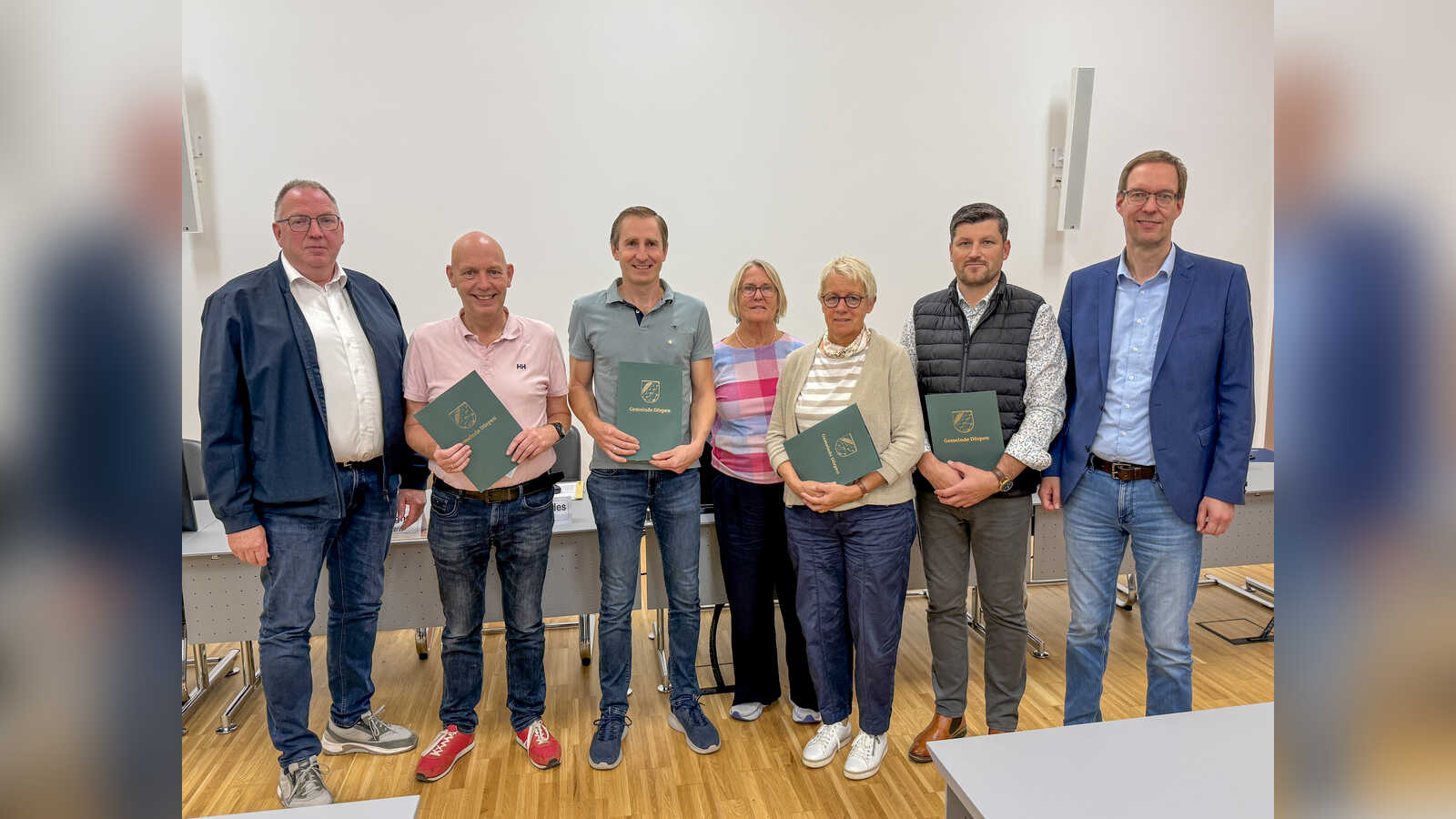 Bürgermeister Manfred Gerdes und Gemeindedirektor Hermann Wocken mit den verabschiedeten Ratsmitgliedern Jürgen Eden, Johannes Spellbring, Lena Schulz-Bender, Monika Eilers und Alexander Befus