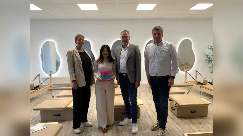 Erster Stadtrat Matthias Funke, Wirtschaftsförderer Alexander Kasser und Citymanagerin Eva Weushof gratulieren Özgül Cetin-Demir zur Eröffnung ihres Pilates-Studios in Meppen