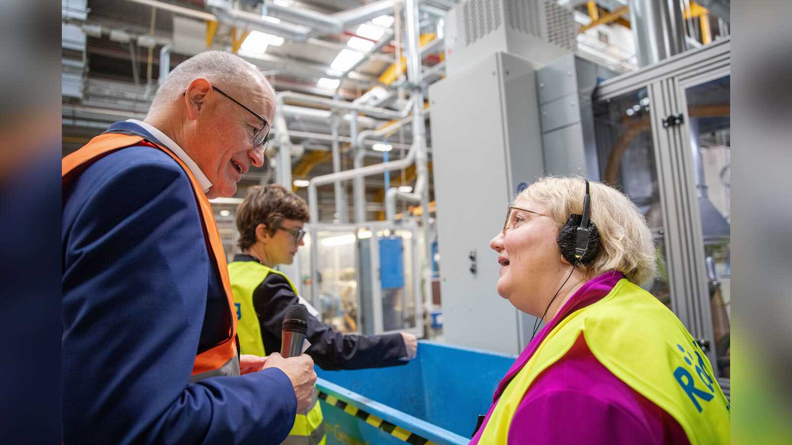 Katja Mast im Gespräch mit Röchling-COO Wilhelm Korte-Dirxen während des Betriebsrundgangs in Haren