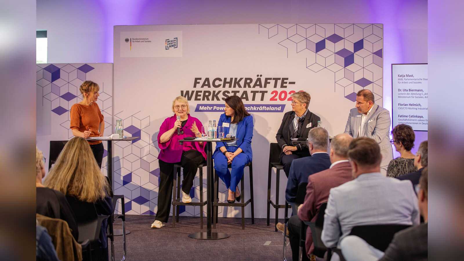 Podiumsdiskussion vor Publikum bei der Regionalen Fachkräftewerkstatt bei Röchling Industrial in Haren