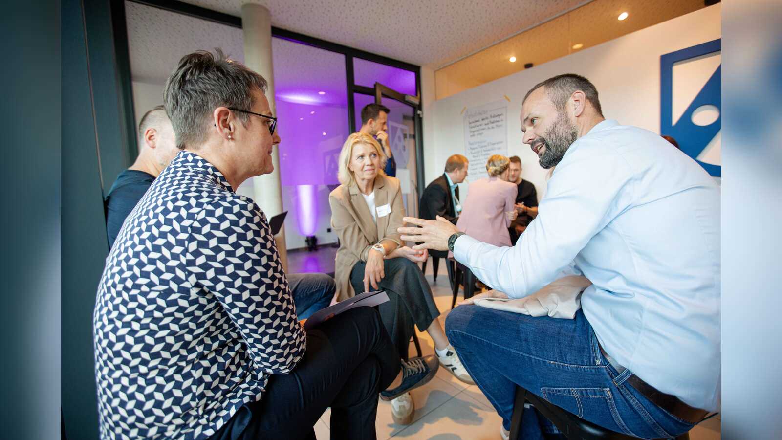 Teilnehmende im Gesprächskreis bei den Werkstattgesprächen der Regionalen Fachkräftewerkstatt in Haren