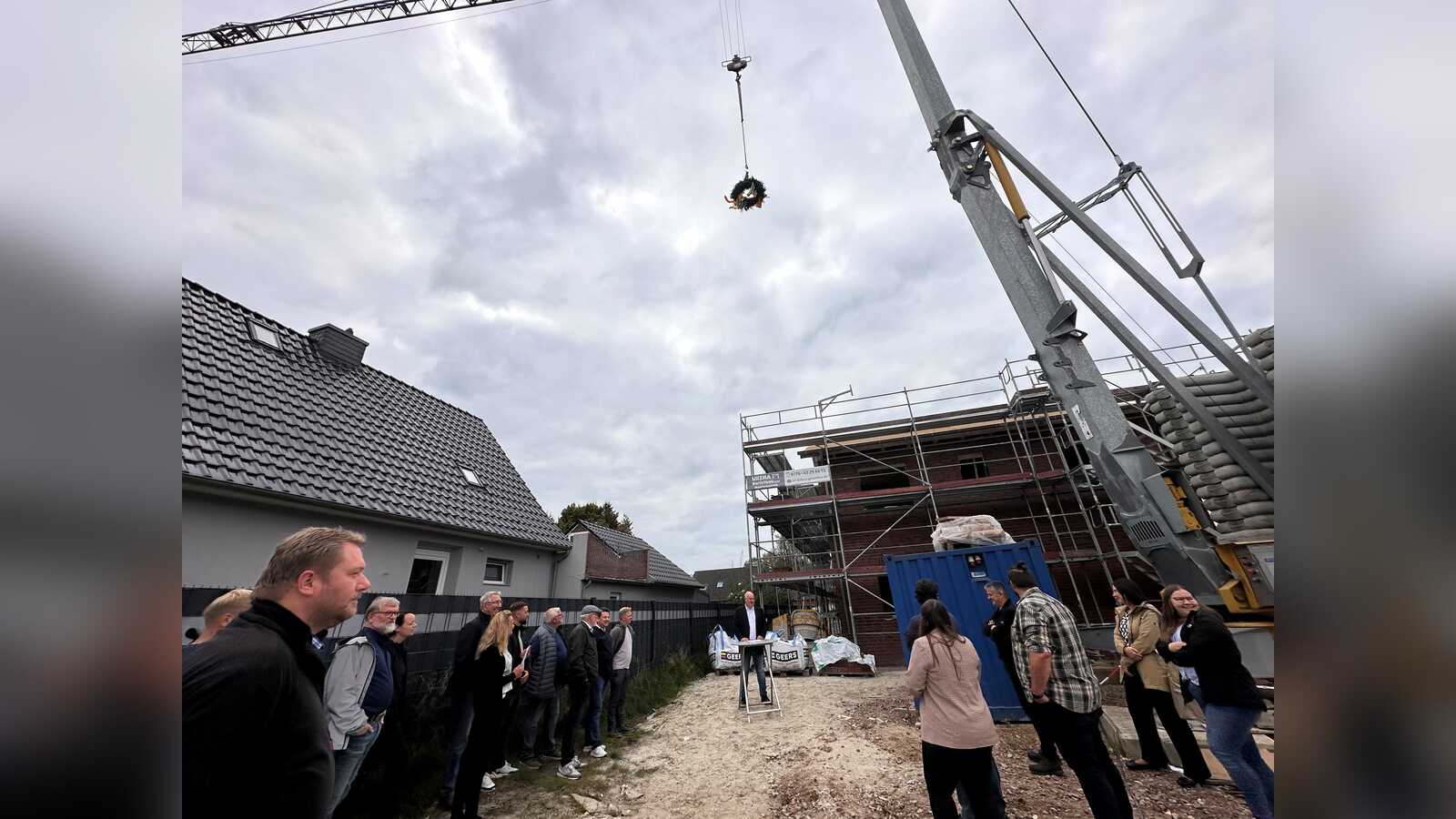 Gäste beim Richtfest des Wohnungsneubaus der Kommunalen Wohnungsverwaltung Leer am Logaer Weg