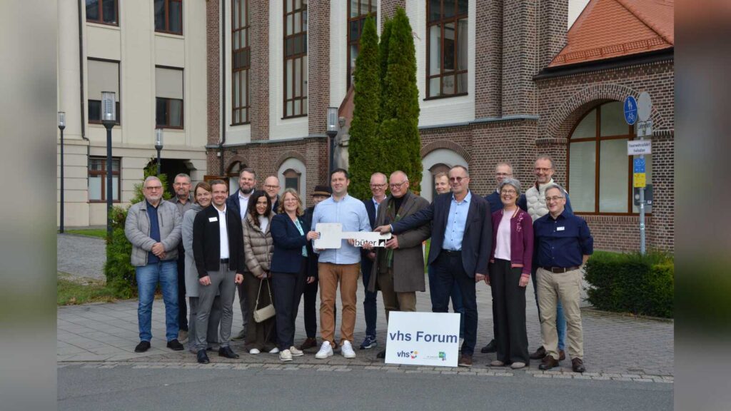 Symbolische Schlüsselübergabe vor dem neuen vhs Forum im ehemaligen Baumwollmagazin in Nordhorn