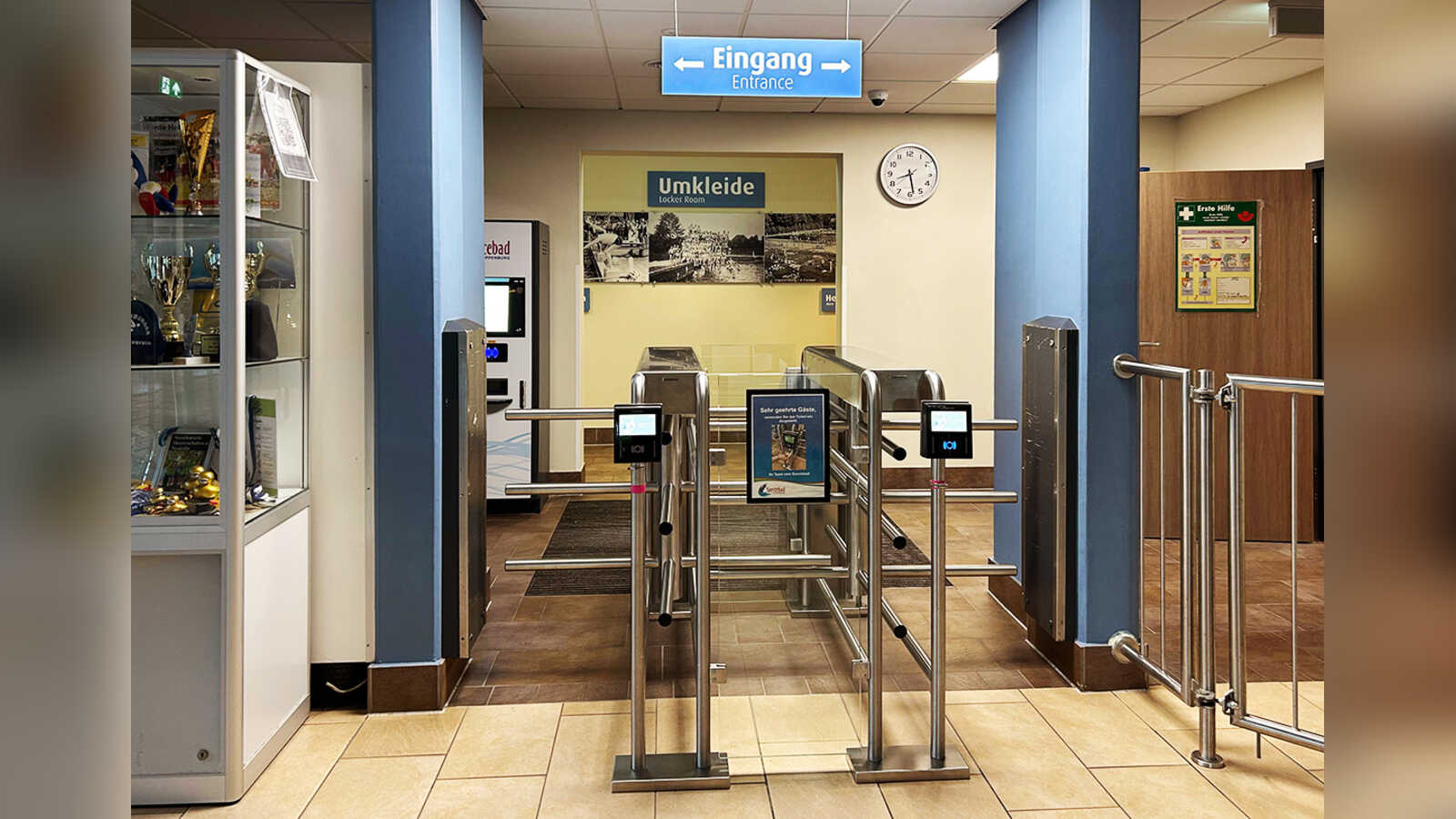Scanner für Online-Tickets im Eingangsbereich des Soestebads Cloppenburg