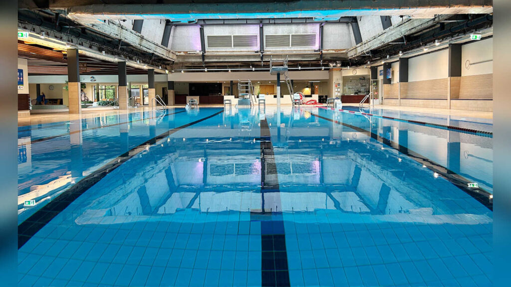 Blick in die Schwimmhalle des Soestebads mit offener Decke nach der Revision